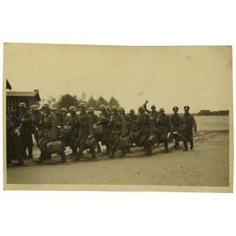 Lager Staumühle in der Senne. Wehrmacht-soldaten komen aan de trainingsveelhoek. Espenlaub militaria